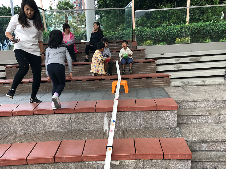 善用場地的梯級，建成一條渾然天成的滾滾管道。