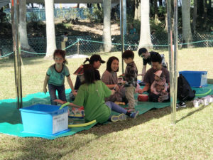 帳篷下的幼兒遊戲區防雨抗曬，內設各種嬰幼兒玩意。